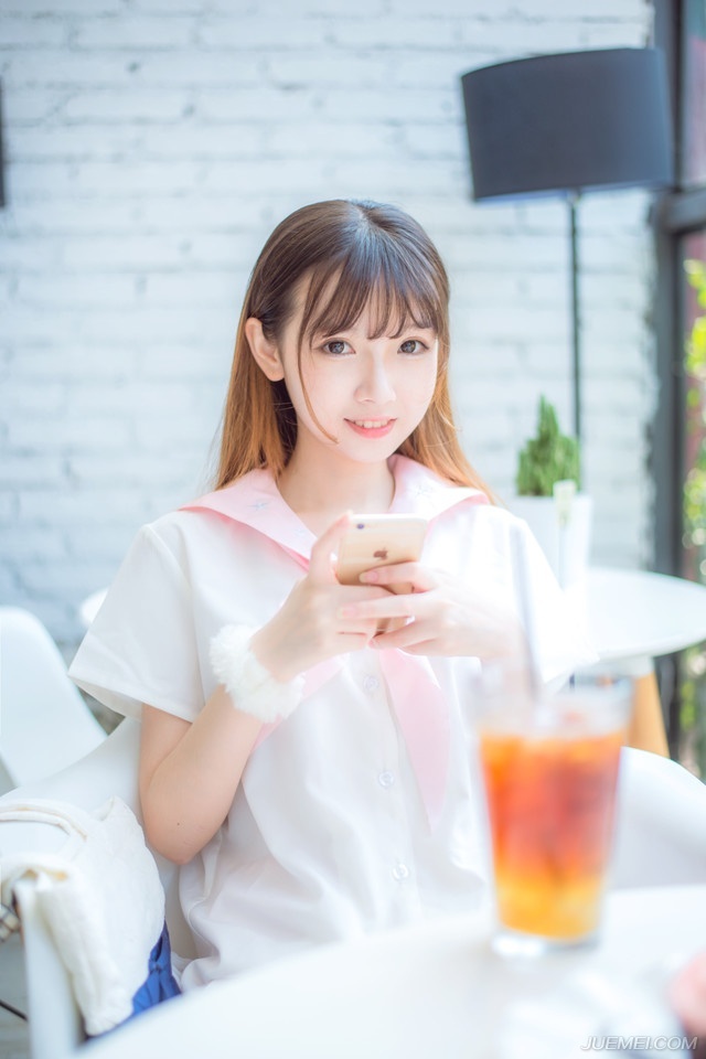 “嗯，这个我记得，叔至还曾问过是否趁机攻入柴桑。”诸葛亮闻言点点头道，言语中也有些无奈，如果换个时机或者局势，那的确是打入江东的一个好机会，至少占据了江夏和柴桑这两处地方，等于是把江东的门户握在手里，江东水军是厉害，但他们完全可以避开水军的弱点，由柴桑走陆路打进江东，可惜眼下的局势不允许，除非有十足的把握能在短时间内把江东给收拾了，否则，只会让双方本就已经降到冰点的关系彻底破裂，再也没有转圜的余地。
